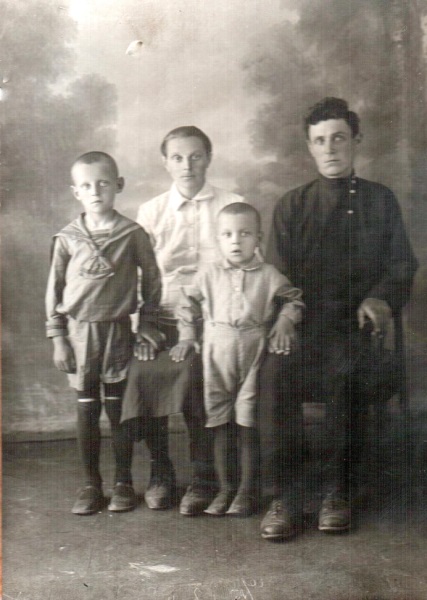 Капиталина (беременна Анатолием). Михаил Иванович с женой Капиталиной и детьми Виктором и Александром. Боровск, 1936 г.