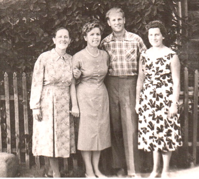 Мама, Александра Михайловна, я - Маргарита Григорьева, брат Виктор и его жена. 1964 г.