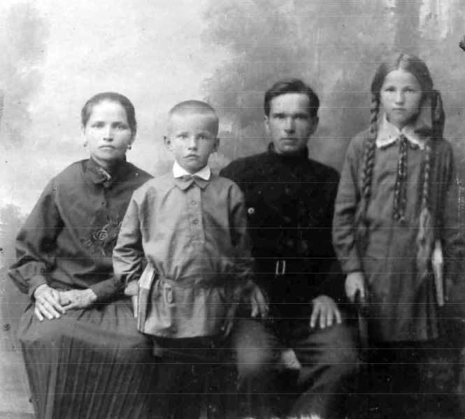 Фаддей Фёдорович с женой Елизаветой Викторовной  и детьми Володей и Ниной. 1927 г 