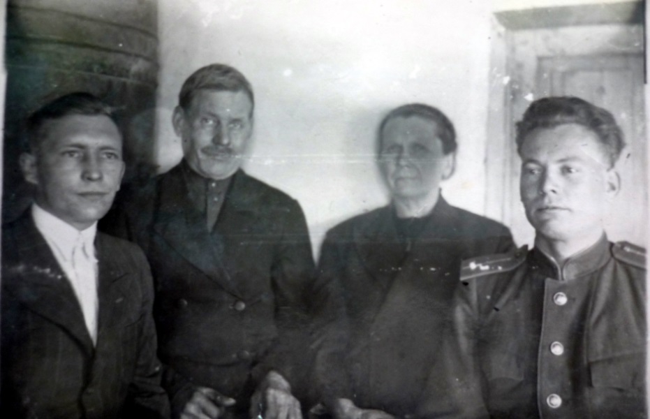 Игнат Юдьевич (второй слева) с женой Евдокией Емельяновной и сыновьями Виктором и Сергеем. 1945 год.