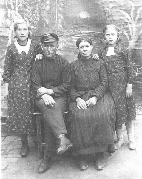 На фото: Мама Натальи Егоровны (стоит слева), её дедушка, бабушка и сестра. В ссылке, 1939г.