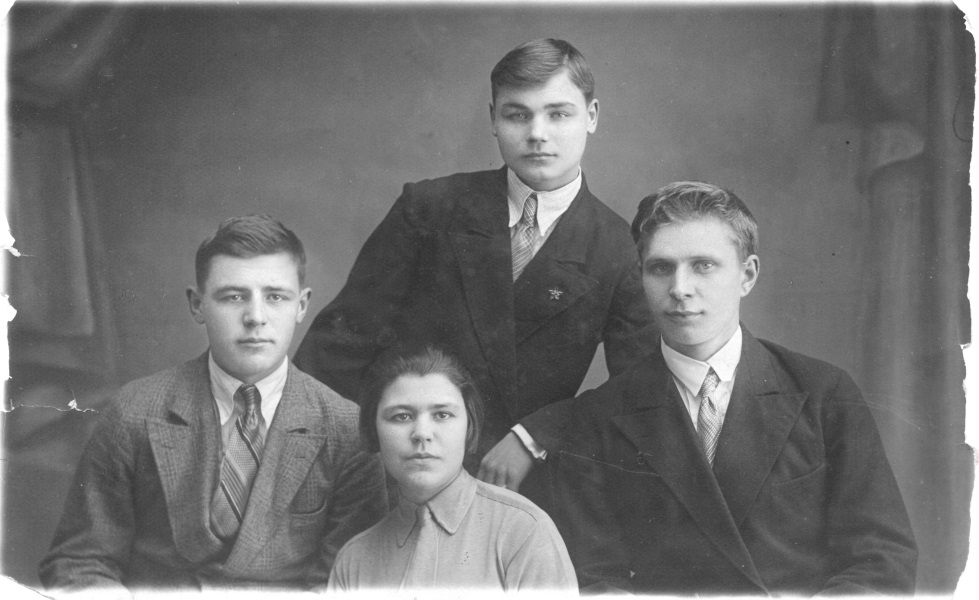 Яков Ипатович (сидит слева). Рядом Анна Ипатовна, стоит Александр Ипатович. 1937 г.