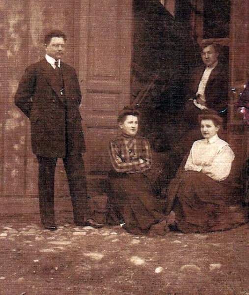 Григорий Лазаревич (стоит), сидят: Александра и и Олимпиада Лазаревны.
