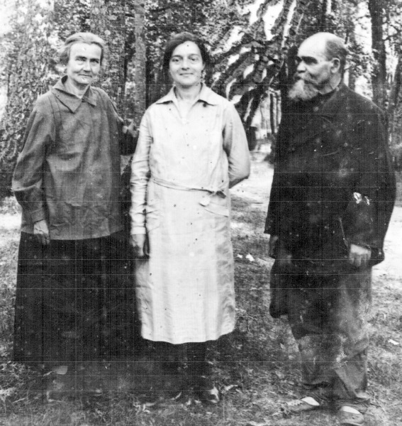 Дёшин Иосиф Петрович с женой Капиталиной Макаровной и дочерью Анной