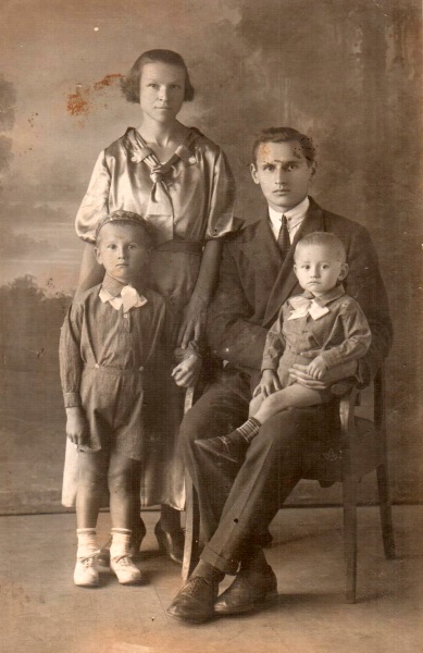 Георгий с женой Анной Михайловной и детьми. Боровск, 1954 г.