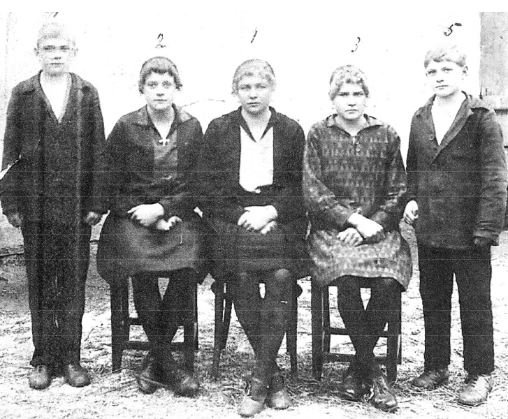 Яков (справа, №5) с сёстрами и братом. Около 1930 г.
