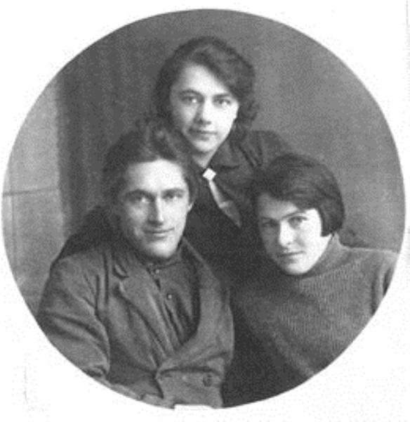 Пётр Иванович с женой Евгенией (в центре) и сестрой Марией. Горд Шуя,1939г.