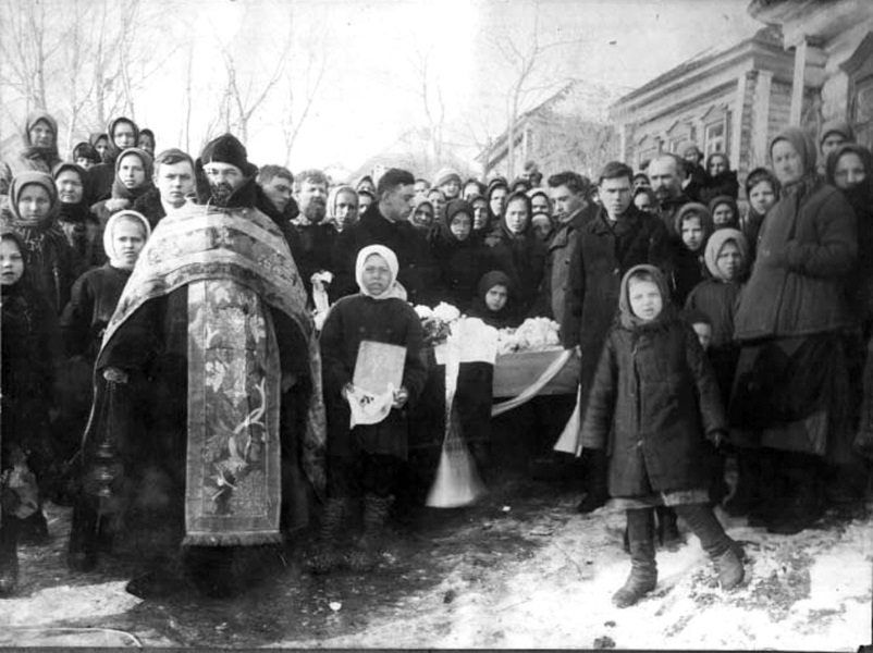 На похоронах бабушки (жены Бориса Григорьевича). у гроба стоят Григорий, Пётр и Екатерина